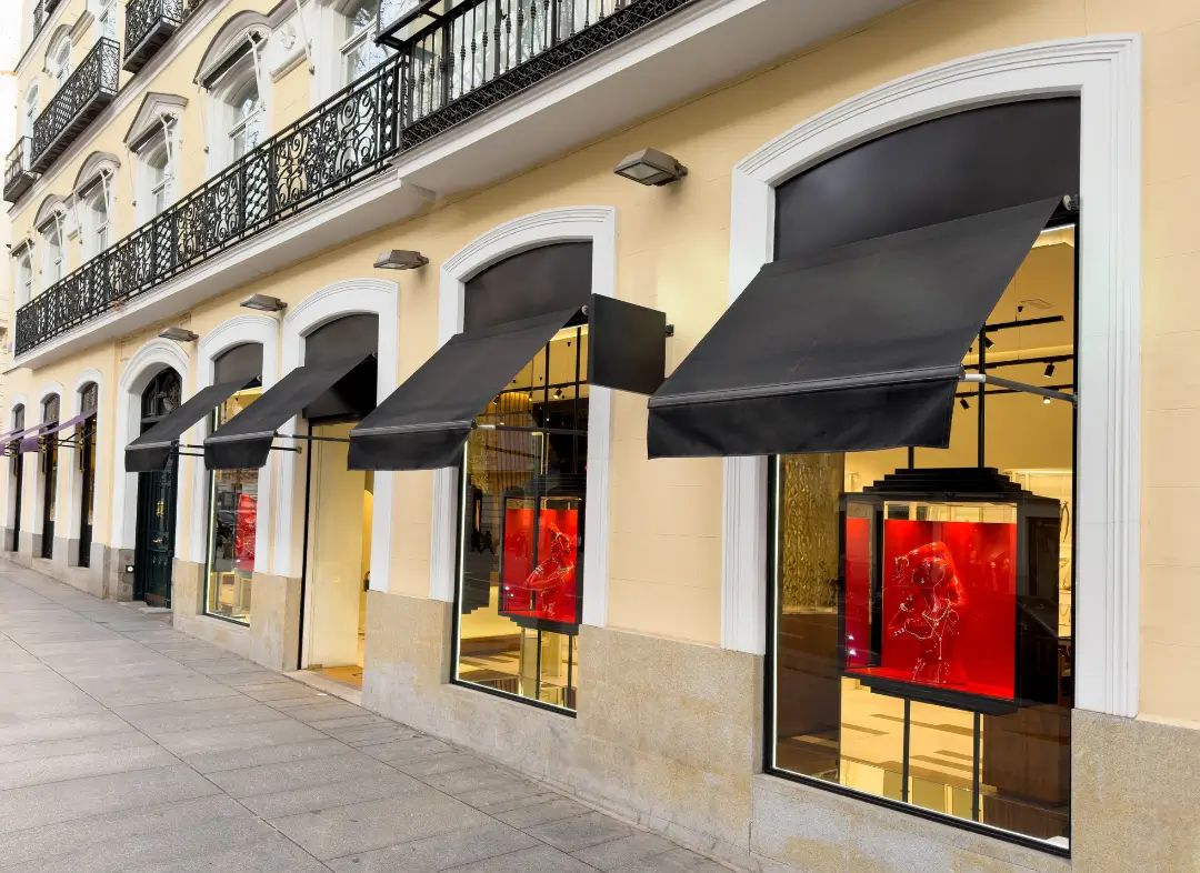 Façade vitrine de magasin en aluminium sur mesure à Frontignan